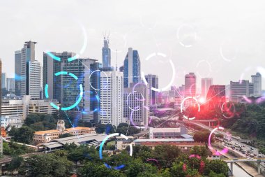 Soyut teknoloji hologramı Kuala Lumpur, Malezya, Asya 'nın panorama şehri görüntüsü üzerinde simgeler. İnsanların ağ kurma ve bağlantı kurma kavramı. Çift pozlama.