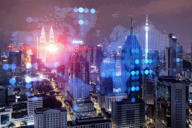 Kuala Lumpur, Malezya, Asya 'nın gece panoramik şehir manzarasında Dünya haritasının hologramı. KL 'deki uluslararası şirketler kavramı. Çoklu Pozlama.