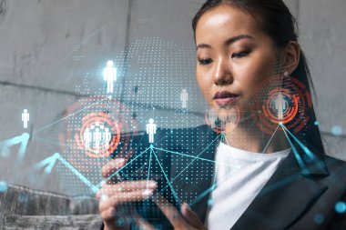 İş kadını telefonu kullanıyor, modern ofiste yeni bir proje üzerinde çalışıyor. Çifte maruziyet. Başarı kavramı. Sosyal ağ hologramı.