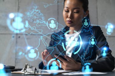 İş kadını telefonu kullanıyor, modern ofiste yeni bir proje üzerinde çalışıyor. Çifte maruziyet. Başarı kavramı. Sosyal ağ hologramı.