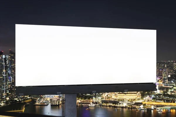 Cartellone bianco bianco bianco con Singapore sfondo paesaggio urbano durante la notte. Manifesto pubblicitario di strada, finto, rendering 3D. Vista frontale. Il concetto di comunicazione di marketing per vendere l'idea. — Foto Stock