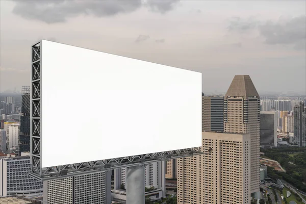 Blank biała droga billboard z Singapurskim tle krajobraz o zachodzie słońca. Plakat reklamowy, makieta, renderowanie 3D. Widok z boku. Koncepcja komunikacji marketingowej w celu sprzedaży pomysłów. — Zdjęcie stockowe
