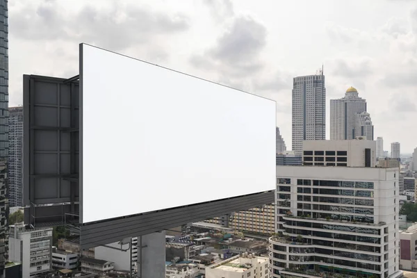 Panneau d'affichage blanc blanc de route avec le fond de paysage urbain de Bangkok au jour le jour. Affiche publicitaire, maquette, rendu 3D. Vue latérale. Le concept de communication marketing pour promouvoir ou vendre une idée. — Photo