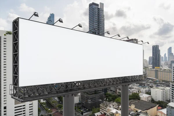 Cartellone bianco bianco bianco con sfondo paesaggio urbano Bangkok durante il giorno. Manifesto pubblicitario di strada, finto, rendering 3D. Vista laterale. Il concetto di comunicazione di marketing per promuovere o vendere l'idea. — Foto Stock