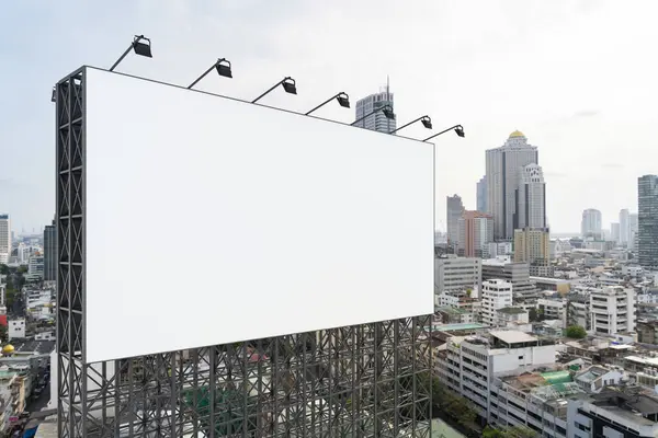 Panneau d'affichage blanc blanc de route avec le fond de paysage urbain de Bangkok au jour le jour. Affiche publicitaire, maquette, rendu 3D. Vue latérale. Le concept de communication marketing pour promouvoir ou vendre une idée. — Photo