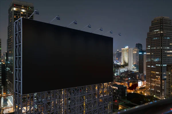 Panneau d'affichage de route noir blanc avec fond de paysage urbain de Bangkok la nuit. Affiche publicitaire, maquette, rendu 3D. Vue latérale. Le concept de communication marketing pour promouvoir l'idée. — Photo