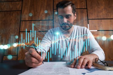 Yatırım projesinde çalışan yakışıklı bir adam. Çoklu maruz kalma. Forex grafik hologramı.