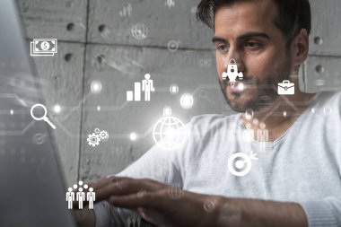 Gündelik giysiler içinde, ciddi bir beyaz analist Fintech 'teki uluslararası ilişkilerde yeni fırsatları analiz etmek için dizüstü bilgisayar kullanıyor. Çifte maruziyet. Araştırma ve Geliştirme hologramları.