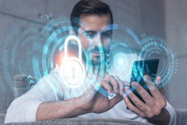 Cep telefonunu daktilo eden bir adam. Çifte maruziyet. Simge hologramını kilitle. Veri bilgi konseptinin korunması.