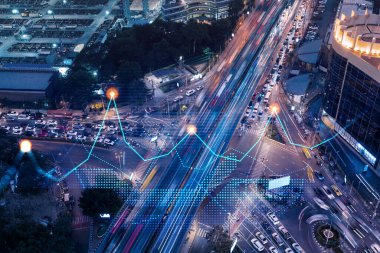 Mali hisse senedi hologramı yolun üst tarafında, yoğun şehir trafiği geceleri. Ulaşım altyapısının bağlantı ağı. Lojistik ve işlemler kavramı.