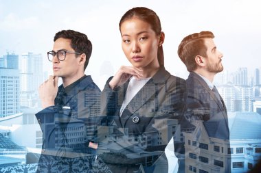 Takım elbiseli üç iş arkadaşı MBA mezuniyetinden sonra yeni kariyer fırsatları hayal ediyor. Çok uluslu şirket takımı kavramı. Kuala Lumpur arka planda. Çift pozlama.