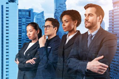 Dört başarılı iş danışmanı takım elbiseli ve müşteri sorunlarıyla uğraşmaya hazır. Bangkok şehir manzarası. Çok uluslu şirket takımı. Çift pozlama.