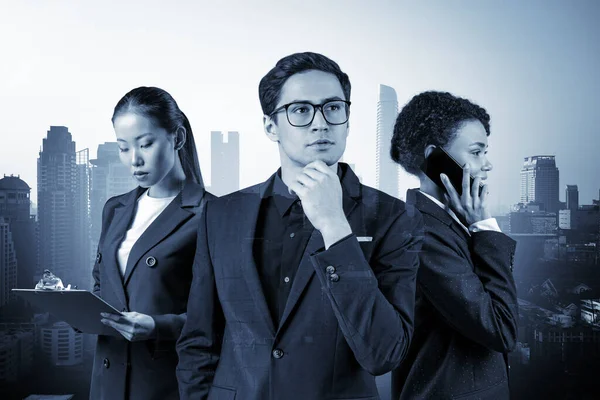 Группа из трех бизнес-партнеров в костюмах мечтает и ищет новые возможности для успеха. Концепция многонациональной корпоративной команды. Бангкок на заднем плане. Двойное воздействие. — стоковое фото