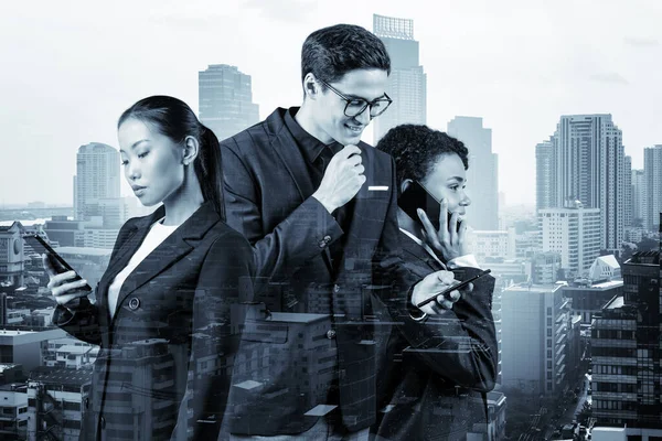 Група успішних смайликів-бізнесменів у костюмах, які використовують смартфон і думають, як впоратися з проблемою, новими кар'єрними можливостями, MBA. Бангкок на задньому плані. Подвійний вплив. — стокове фото