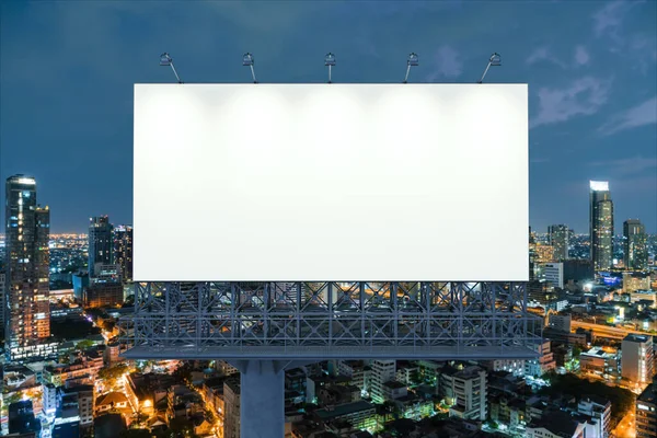 曼谷城市景观背景的空白白路广告牌。街头广告海报，模拟，3D渲染。前面的景色营销传播的概念促进观念. — 图库照片