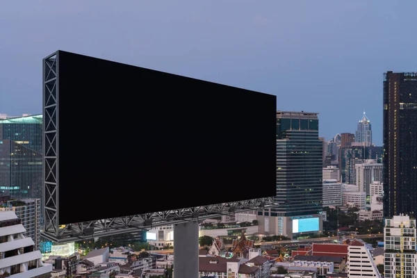 Panneau d'affichage de route noir blanc avec fond de paysage urbain de Bangkok au coucher du soleil. Affiche publicitaire, maquette, rendu 3D. Vue latérale. Le concept de communication marketing pour promouvoir ou vendre une idée. — Photo