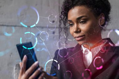 İş kadını telefonu kullanıyor, modern ofiste yeni bir proje üzerinde çalışıyor. Çifte maruziyet. Başarı kavramı. Soyut teknoloji hologramı.