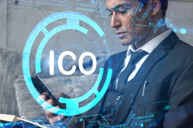 Smartphone, ICO hologramı ve daktilo ile çalışan bir analist. Çift pozlama.