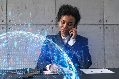 İş kadını telefon ve sosyal ağ hologramı konuşuyor. Çift pozlama.