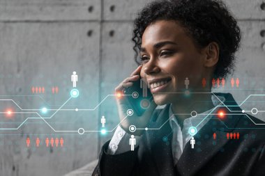 İş kadını telefon ve sosyal ağ hologramı konuşuyor. Çift pozlama.
