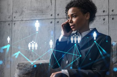 İş kadını telefon ve sosyal ağ hologramı konuşuyor. Çift pozlama.