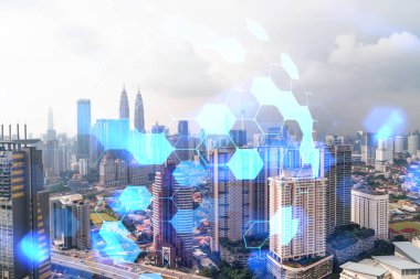 Soyut teknoloji hologramı Kuala Lumpur, Malezya, Asya 'nın panorama şehri görüntüsü üzerinde simgeler. İnsanların ağ kurma ve bağlantı kurma kavramı. Çift pozlama.