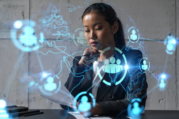 Asiatisk forretningskvinde drømmer om succes. Sociale medier netværk tegning hologram. Dobbelt eksponering. - Stock-foto