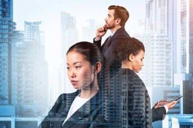 Takım elbiseli üç iş arkadaşı MBA mezuniyetinden sonra yeni kariyer fırsatları hayal ediyor. Çok uluslu şirket takımı kavramı. Bangkok arka planda. Çift pozlama.