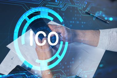 Telefonu kullanan adam. Akıllı telefon yazan eller. Meksika hologramıyla çifte temas. Kapatın. Finansal grafik ve analiz konsepti. Kalabalık finansman ve yatırım.