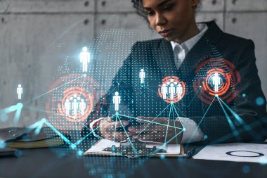 İş kadını telefonu kullanıyor, modern ofiste yeni bir proje üzerinde çalışıyor. Çifte maruziyet. Başarı kavramı. Sosyal ağ hologramı.