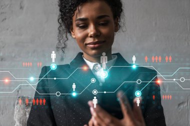 İş kadını telefonu kullanıyor, modern ofiste yeni bir proje üzerinde çalışıyor. Çifte maruziyet. Başarı kavramı. Sosyal ağ hologramı.