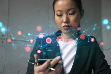 İş kadını telefonu kullanıyor, modern ofiste yeni bir proje üzerinde çalışıyor. Çifte maruziyet. Başarı kavramı. Soyut teknoloji hologramı.