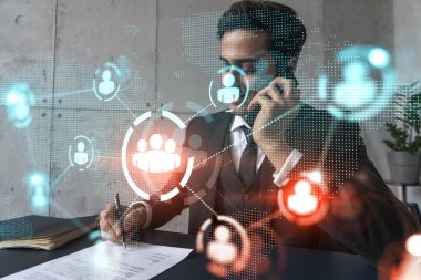 Ofiste cep telefonu ve sosyal medya hologramından bahsederken evrakları imzalayan bir adam. Çifte maruziyet. Resmi giysi.