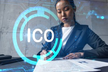 Bir kadın sözleşmeyi imzalar ve ico sembolü hologram olur. İlk madeni para önerisi. Çoklu maruz kalma. Uluslararası iş.