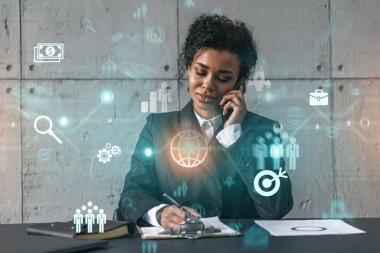 İş kadını telefon ve iş teması hologramı konuşuyor. Çift pozlama.
