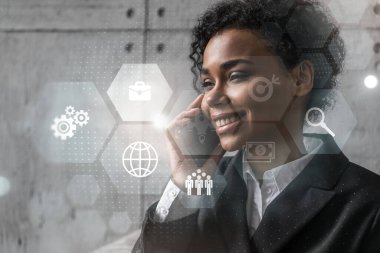 İş kadını telefon ve iş teması hologramı konuşuyor. Çift pozlama.