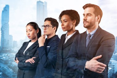 Dört başarılı iş danışmanı takım elbiseli ve müşteri sorunlarıyla uğraşmaya hazır. Bangkok şehir manzarası. Çok uluslu şirket takımı. Çift pozlama.