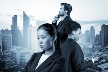 Takım elbiseli üç iş arkadaşı MBA mezuniyetinden sonra yeni kariyer fırsatları hayal ediyor. Çok uluslu şirket takımı kavramı. Bangkok arka planda. Çift pozlama.