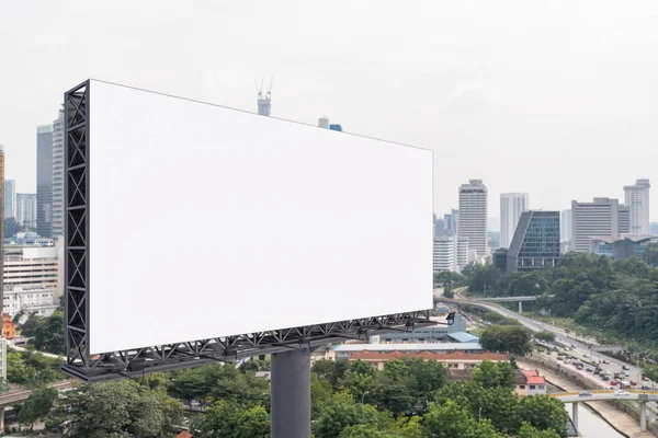 Üres fehér útjelző tábla KL városkép háttér nappal. Utcai reklám plakát, mock up, 3D renderelés. Oldalnézetből. A marketingkommunikáció koncepciója az ötletek népszerűsítésére vagy eladására. — Stock Fotó