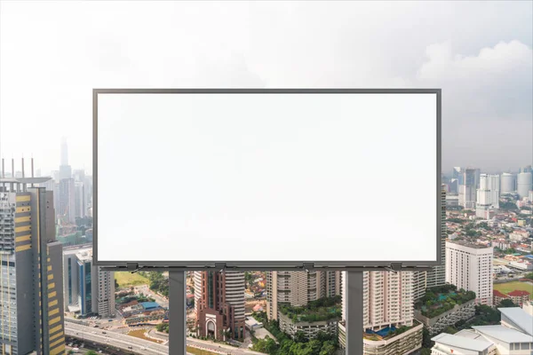 Cartelera blanca en blanco del camino con el fondo del paisaje urbano de KL en el tiempo del día. Cartel publicitario callejero, maqueta, representación 3D. Vista frontal. El concepto de comunicación de marketing para promover o vender la idea. —  Fotos de Stock