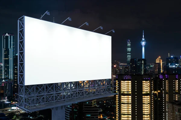 Cartellone bianco bianco bianco con sfondo paesaggio urbano KL di notte. Manifesto pubblicitario di strada, finto, rendering 3D. Vista laterale. Il concetto di comunicazione di marketing per promuovere o vendere l'idea. — Foto Stock