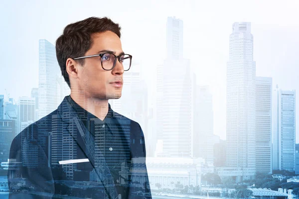 Joven hombre de negocios guapo en traje y gafas soñando con nuevas oportunidades de carrera después de la graduación del MBA. Singapur en segundo plano. Doble exposición. — Foto de Stock