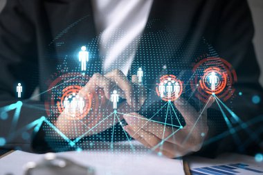 Ofiste akıllı telefon kullanan bir iş kadını. Sosyal medya ikonu hologramı. İş ağı konsepti. Çift pozlama.