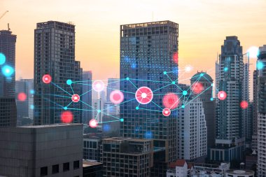 Soyut teknolojinin parlayan simgelerinin hologramı, günbatımında Bangkok 'un panoramik şehir manzarası, Asya. Dünyalar konsepti teknolojik değişiklikler. Çift pozlama.