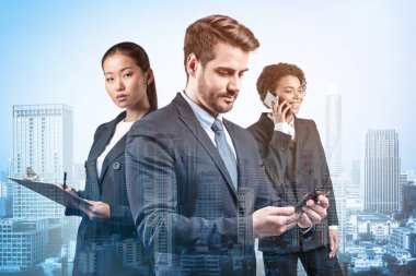 Takım elbiseli üç iş arkadaşından oluşan bir grup yeni kariyer fırsatları elde etmek için proje üzerinde birlikte çalışıyorlar. Bangkok 'taki çok uluslu şirket takımı kavramı. Çift pozlama.