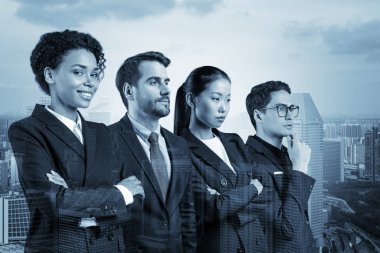 Dört başarılı iş danışmanı takım elbiseli ve müşteri sorunlarıyla uğraşmaya hazır. Singapur şehir manzarası. Çok uluslu şirket takımı. Çift pozlama.