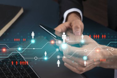 İş adamı telefonda internet uygulaması kullanıyor. Sosyal ağ simgeleri hologramı. Çoklu maruz kalma. İnsanlar bağlantı konsepti.