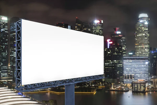 夜のシンガポールの街並みを背景にした空白の白い道路看板。ストリート広告ポスター、モックアップ、 3Dレンダリング。サイドビュー。アイデアを販売するためのマーケティングコミュニケーションの概念. — ストック写真