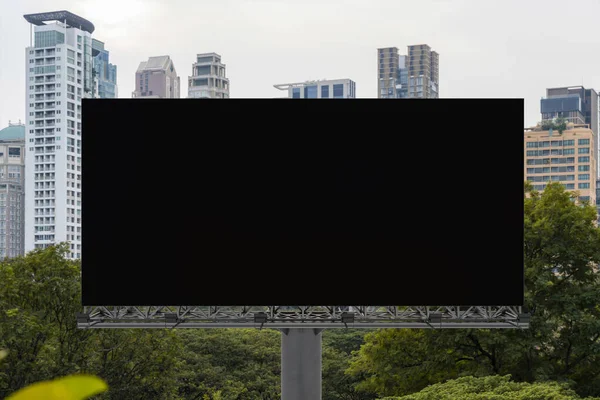 曼谷城市景观背景的空白黑色道路广告牌。街头广告海报，模拟，3D渲染。前面的景色推广或推销观念的营销传播概念. — 图库照片