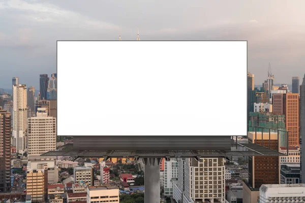Üres fehér útjelző tábla Kuala Lumpur városkép háttérrel naplementekor. Utcai reklám plakát, mock up, 3D renderelés. Előnézet. — Stock Fotó